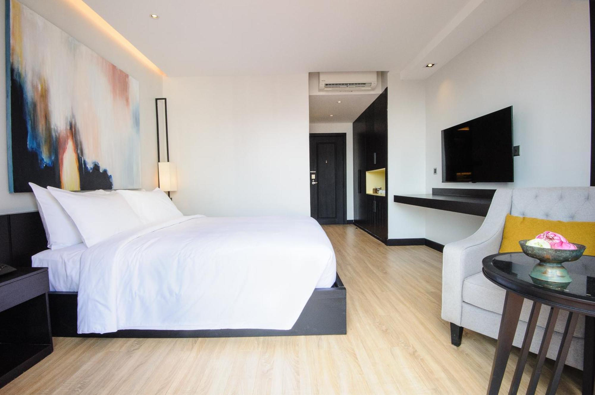 Glow Park Hotel Grand Royal Palace Phnom Penh Bagian luar foto