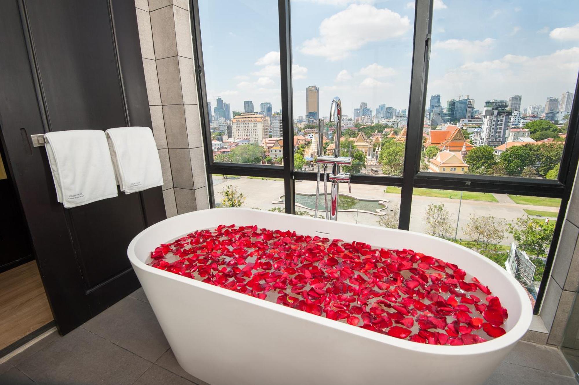 Glow Park Hotel Grand Royal Palace Phnom Penh Bagian luar foto